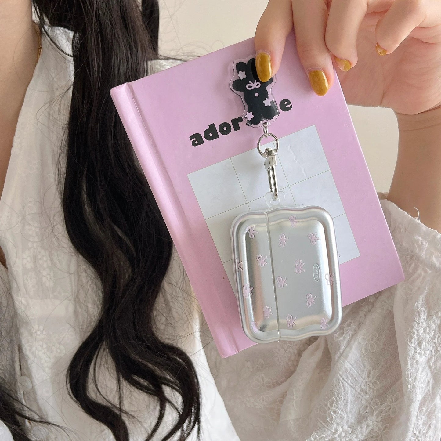 Wave Electroplated Pink Bow + Pendant Suitable for Apple for Airpodspro2 Case/For Airpodspro Case/For Airpods4 Case/For Airpods3 Case/For Airpods2 Case/Simple Earphone Case Caseverse