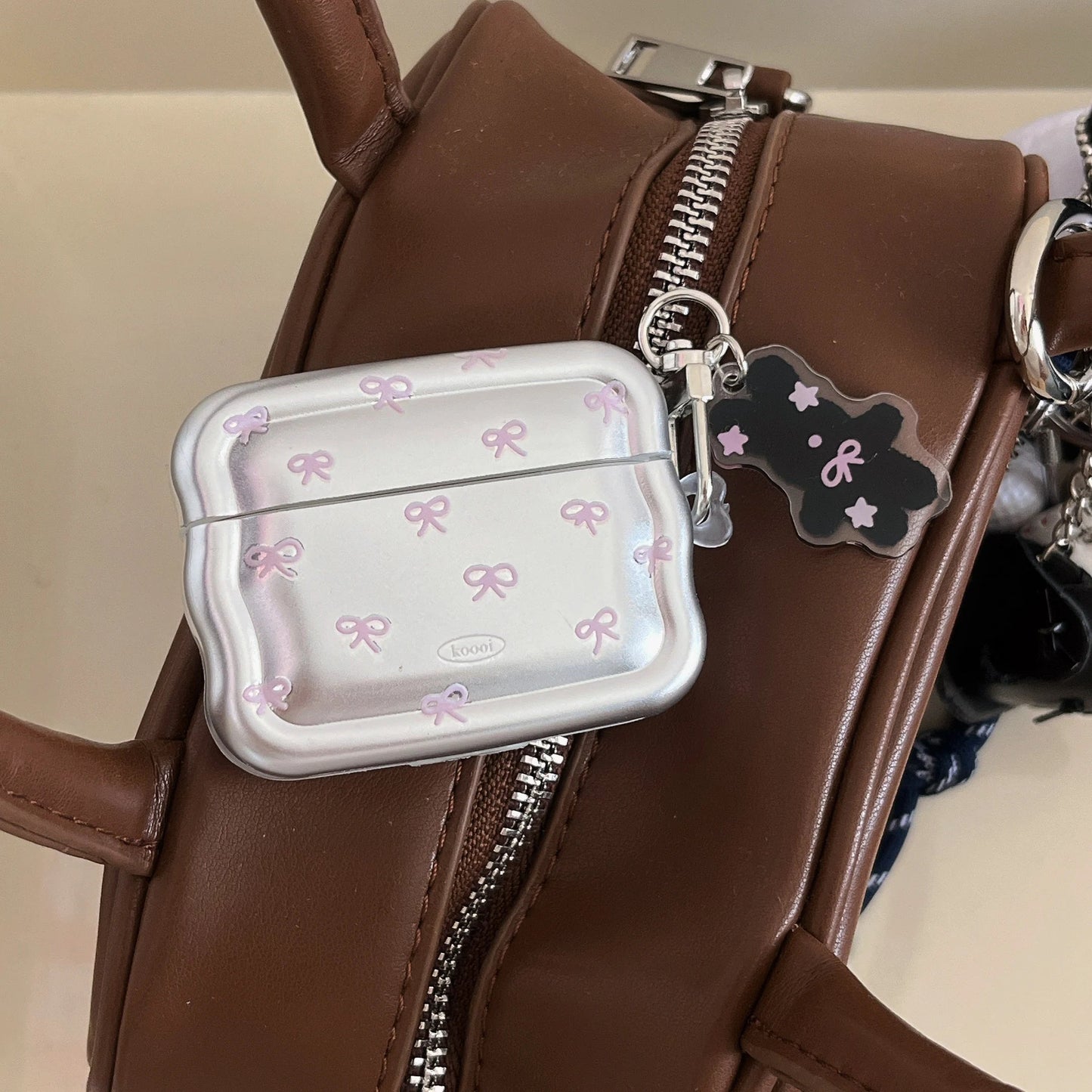 Wave Electroplated Pink Bow + Pendant Suitable for Apple for Airpodspro2 Case/For Airpodspro Case/For Airpods4 Case/For Airpods3 Case/For Airpods2 Case/Simple Earphone Case Caseverse