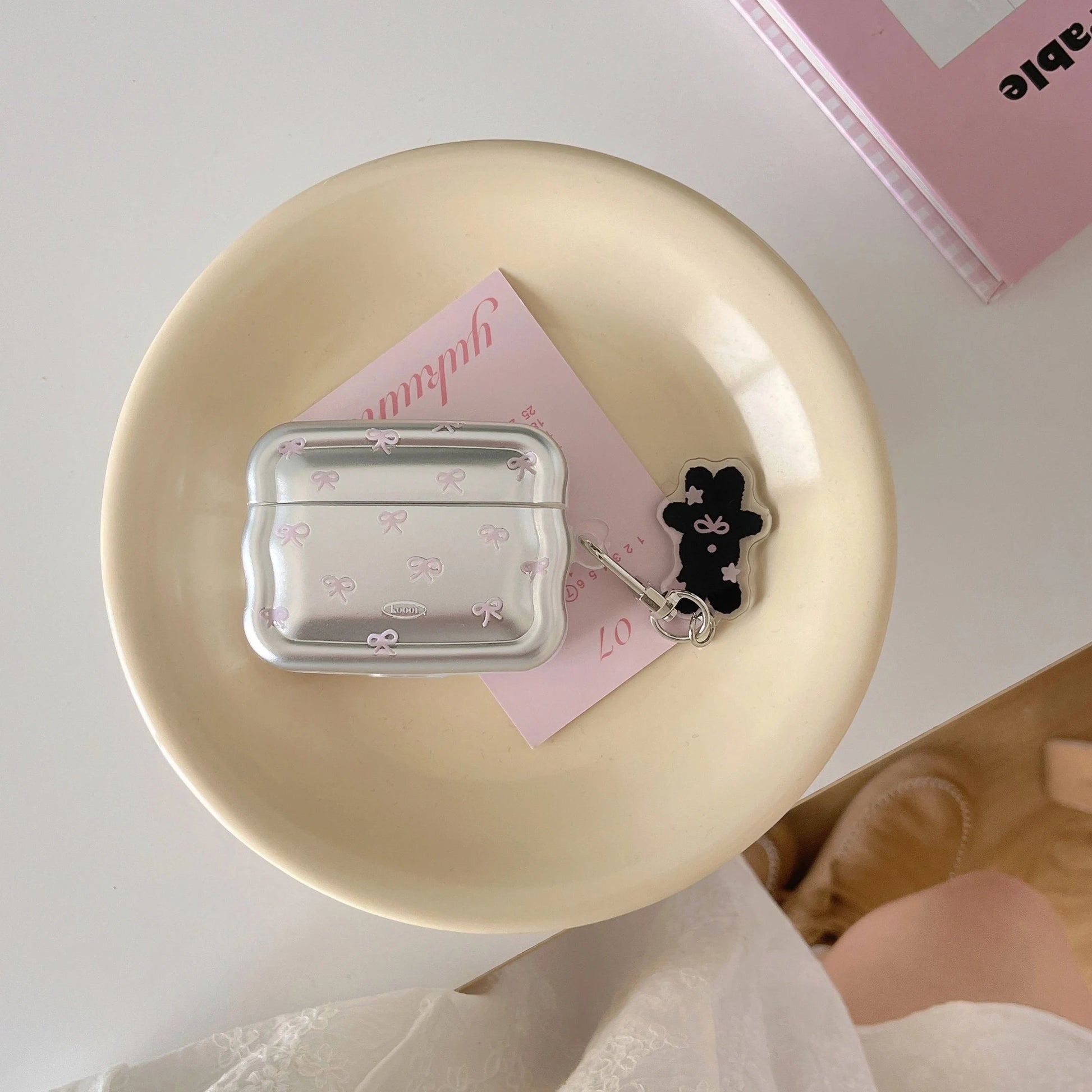 Wave Electroplated Pink Bow + Pendant Suitable for Apple for Airpodspro2 Case/For Airpodspro Case/For Airpods4 Case/For Airpods3 Case/For Airpods2 Case/Simple Earphone Case Caseverse